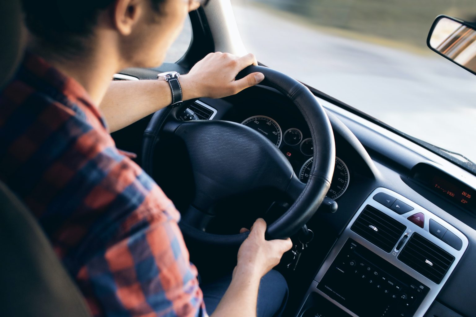 homem dirigindo carro carteira nacional de transito