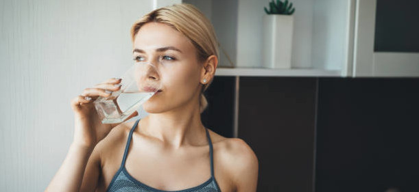 mulher beber água - artigo aplicativo